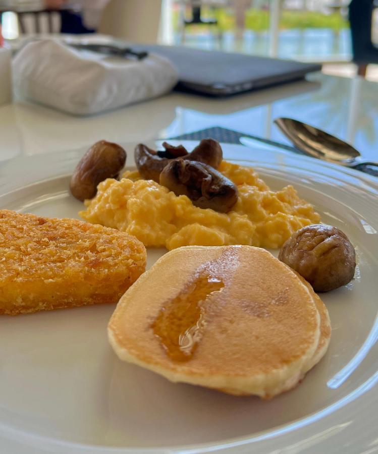 Royal M Al Aqah Beach Resort By Gewan 外观 照片 A plate of scrambled eggs with mushrooms and a pancake